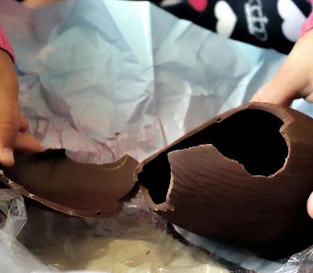 Une fillette casse un lapin en chocolat