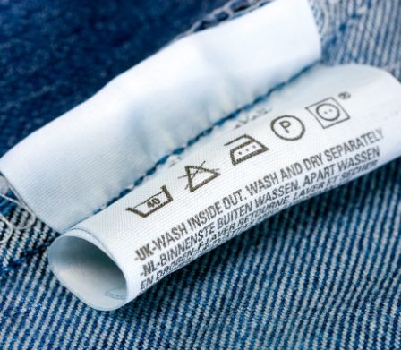 L'etichetta per il lavaggio di un paio di jeans