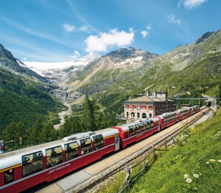 Découvrir le monde des glaciers avec le train de la Bernina