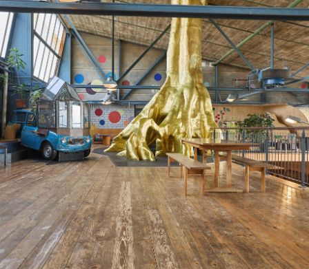 Bimano Kids Innenansicht mit einem goldenen Baum, durch den man krabbeln kann