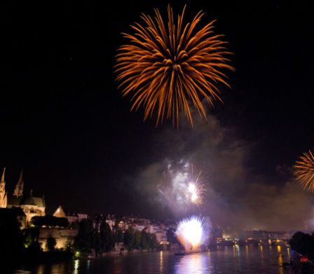 Festa nazionale a Basilea: spettacolo di luci sul Reno