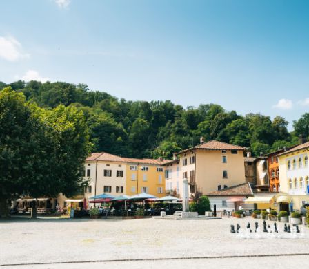 Place du village à Caslano près de Lugano