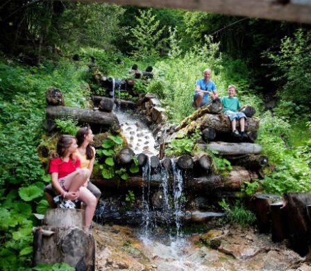 Familie an einem Wasserfall