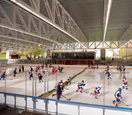 Eishockey spielen in der überdachten Eisbahn in Faido 