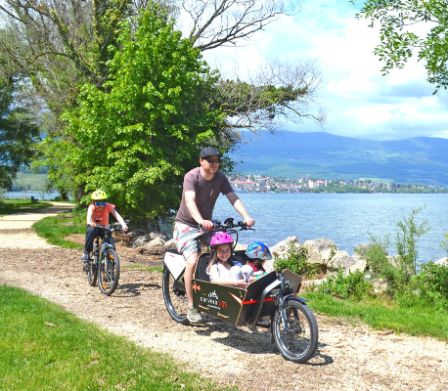 Tour à vélo pour familles longeant le joli lac de Neuchâtel