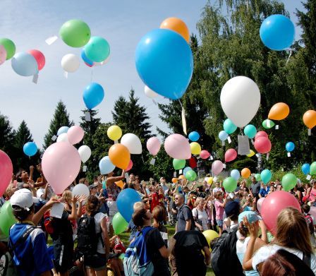 Ballons de baudruche au camp de vacances Milandia du lac de Greifen ​