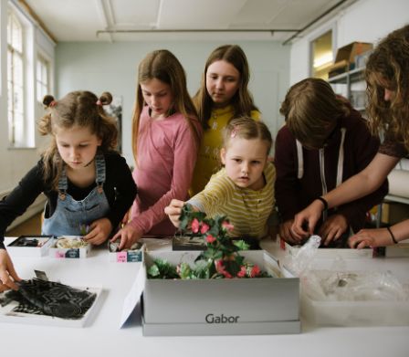 Kinder am Basteln im Fotomuseum Winterthur