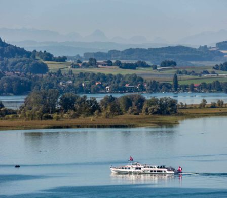Vista panoramica sul lago di Bienne con l’isola di San Pietro