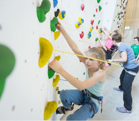 Kids haben Spass am klettern im Kletterzentrum Chur