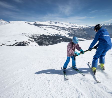 Enfants apprenant à skier à Laax