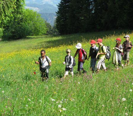 Enfants en randonnée sur le sentier des contes Wurzilla