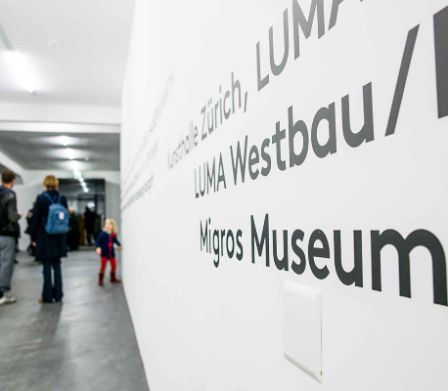 Una famiglia in uno dei corridoi del Museo Migros di arte contemporanea
