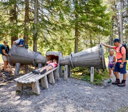 Kinder spielen mit der Lauschinsel