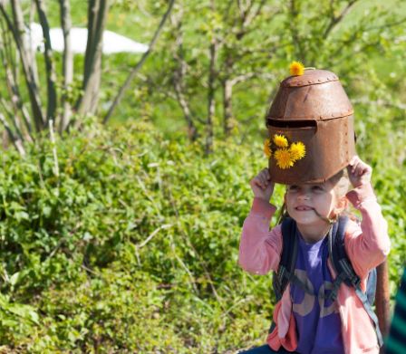 Kind spiel mit Ritterhelm auf dem Themenpfad Morgarten