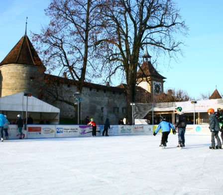 La patinoire de Morat on Ice aux portes de la vieille ville
