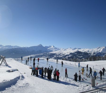 La patinoire naturelle de l’Alp Raguta et son magnifique panorama