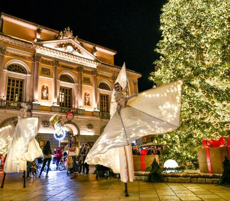 Zauberhafte Figuren auf Stelzen am Weihnachtsmarkt Lugano