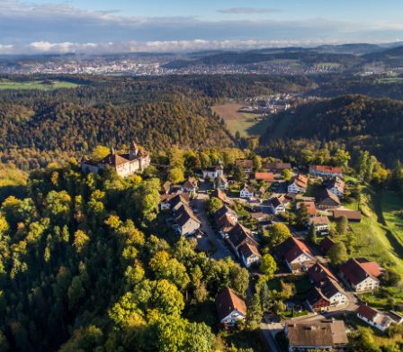 Vue aérienne par drone du paysage et du château d’Effretikon