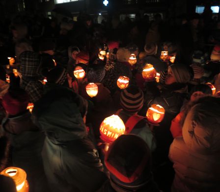 Innumerevoli lucine durante la processione delle lanterne di rapa a Lenzburg
