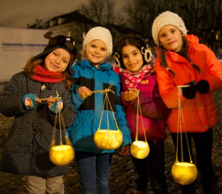 Quattro bambine durante la processione delle lanterne di rapa a Basilea