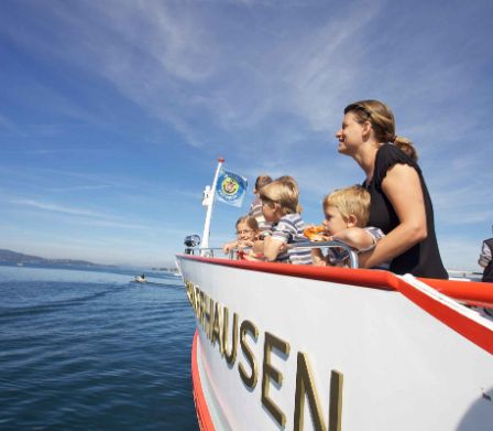 Familie auf einem Ausflugsschiff auf dem Rhein