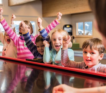 Bambini felici mentre giocano al Rufalipark di Obersaxen