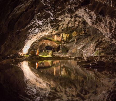 Tropfsteinformationen in einer Grotte der Sankt Beatus-Höhlen