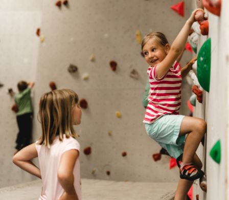 Mädchen verfeinern ihre Kletterkünste in der Sparta Boulderhalle