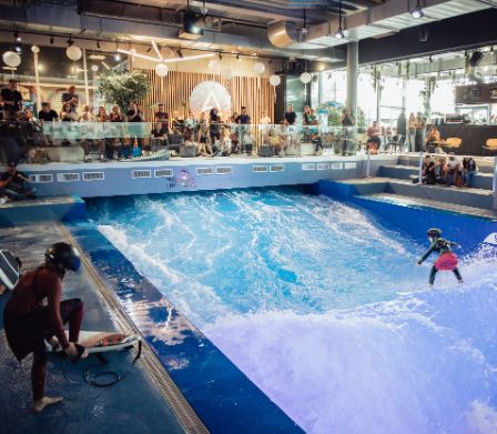 Vague de surf indoor au Mall of Switzerland Ebikon