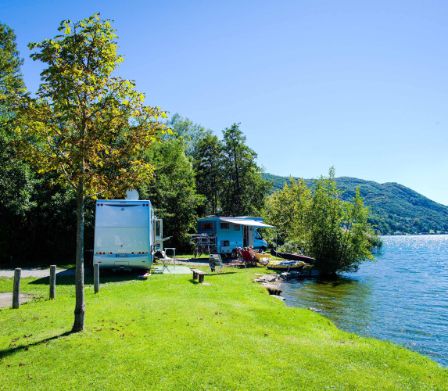 Campingmobile mit Blick auf dem See