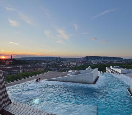 Thermalbad auf Dachterrasse mit Sicht über Zürich