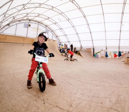 Bambino in bicicletta nella palestra Trend Sport di Basilea