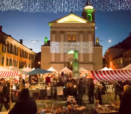 Il mercatino di Natale di Ascona vicino a Locarno con le sue bancarelle e la chiesa sullo sfondo