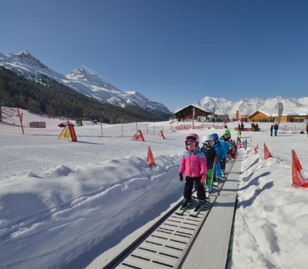 Petits skieurs sur le tapis magique de Grächen