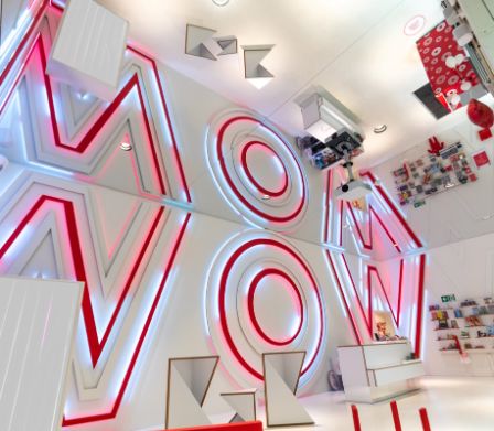 L'ingresso del Museo WOW con il soffitto di specchi
