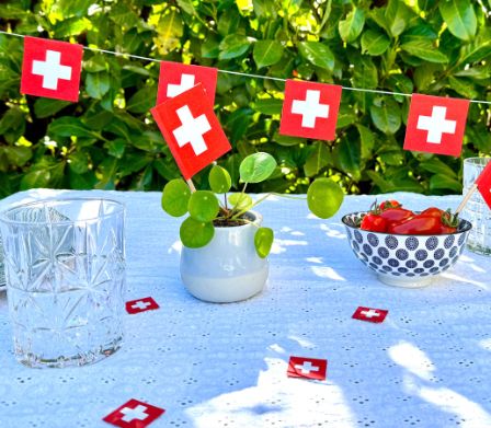 Die fertige 1. August-Deko mit Schweizer Girlande, Fähnchen und Konfetti