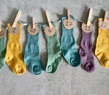 Il calendario dell'Avvento realizzato a mano e sostenibile fatto di calzini.