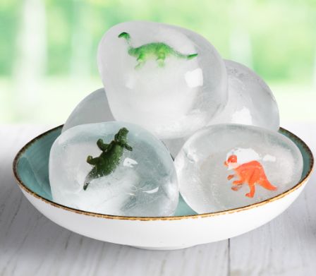 Uova di dinosauro congelate in una ciotola per la prossima festa.