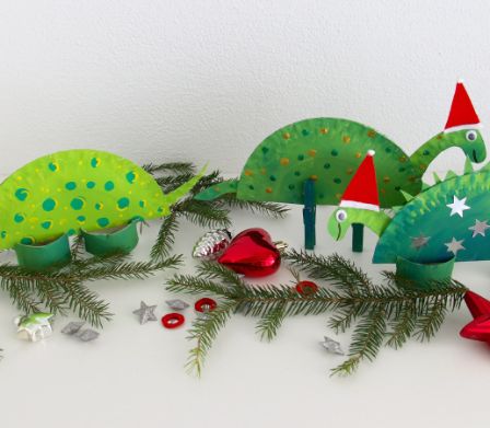 Dinosaures de Noël réalisés avec des assiettes en carton