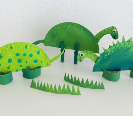 Dinosaures amusants réalisés avec des assiettes en carton