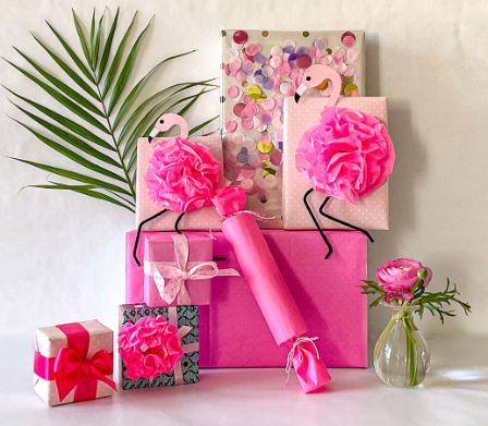 Un cadeau emballé avec amour dans du papier cadeau flamant rose