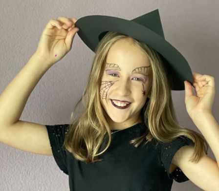Bambina nel costume da strega di Halloween