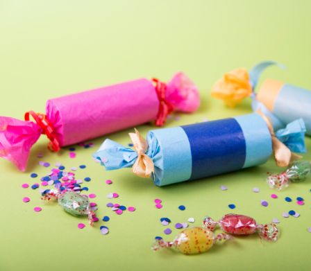 Diablotins multicolores remplis de confettis et de bonbons