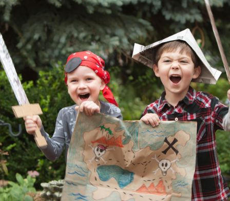 Deux garçons déguisés en pirates avec une carte au trésor
