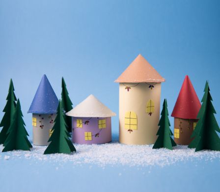 Village hivernal joliment décoré avec de la neige artificielle