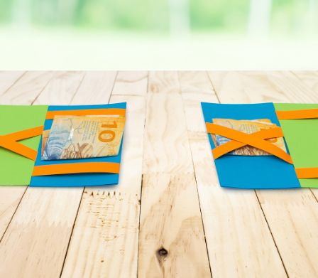 Le portefeuille magique avec un billet de banque sur une table
