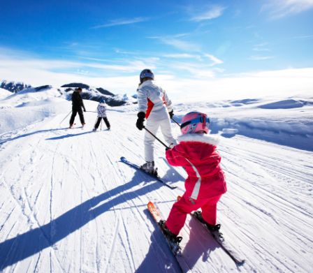 Familie fährt auf Skiern