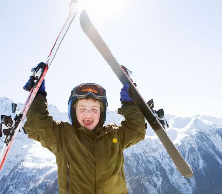 Junge mit Skiern