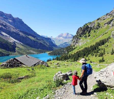 Padre e figlio passeggiano nell'Oberland bernese