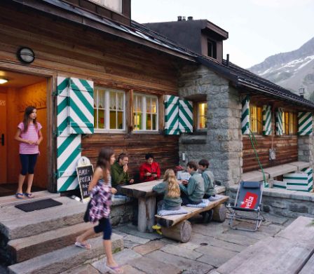 Une famille savoure une soupe fumante à la table joliment dressée d’une cabane